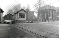 164130 Gezicht op de overwegpost aan de Biltstraat te Utrecht, met links op de achtergrond het voormalige N.S.-station ...